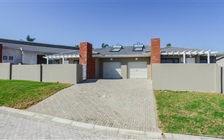 3 Bedroom Townhouse in Beacon Bay