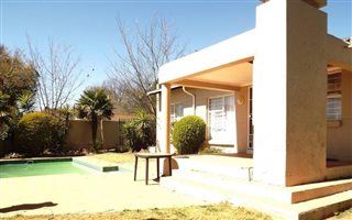 2 Bedroom Cluster in Bromhof