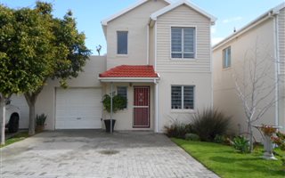 2 Bedroom Townhouse in Somerset West Central