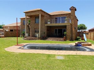 4 Bed House in Heuningklip