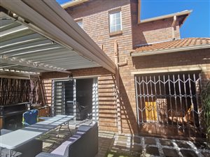 2 Bed Townhouse in Rooihuiskraal North