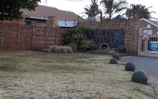 3 Bedroom Townhouse in Rooihuiskraal North