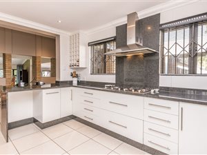 4 Bed House in Waterkloof Glen
