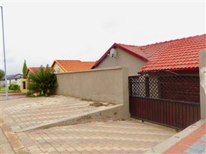 3 Bed House in Olievenhoutbosch
