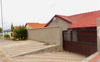 3 Bedroom House in Olievenhoutbosch