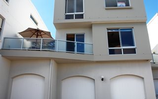 4 Bedroom Townhouse in Tableview