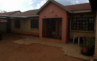 3 Bedroom House in Thembelihle