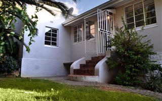 2 Bedroom Garden Cottage in Kensington