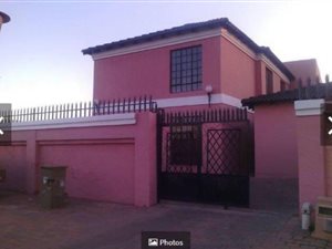 11 Bed House in Rabie Ridge