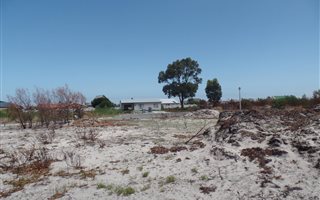 833 m² Land available in Franskraal