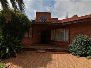 4 Bed House in Helikon Park