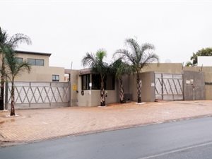 3 Bed Apartment in Emmarentia