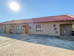 3 Bed House in Heuweloord