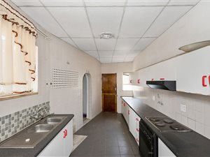 7 Bed House in Illiondale