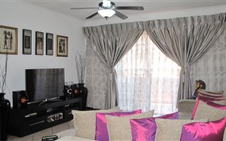 2 Bedroom Apartment in Die Hoewes