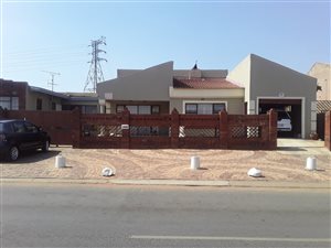 3 Bed House in Naledi
