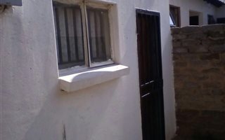 Bachelor apartment in Protea Glen
