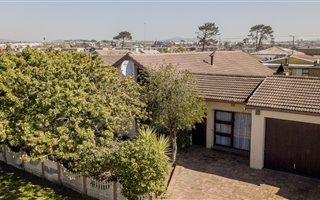 4 Bedroom House in Kraaifontein Central