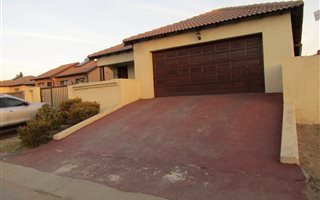 3 Bedroom House in Olievenhoutbos