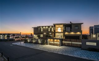 7 Bedroom House in Van Riebeeckstrand