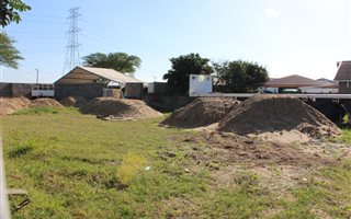 823 m² Land available in Brackenham