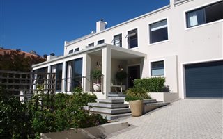 6 Bedroom House in Silvertree Estate