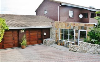 5 Bedroom House in Beachview