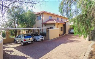 8 Bedroom House in Observatory