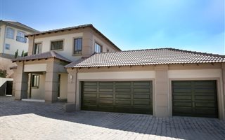 5 Bedroom House in Waterkloof Ridge