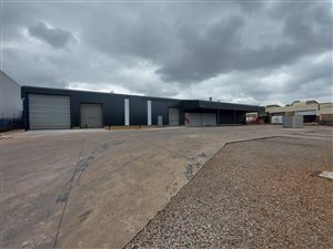 2600 m² Industrial space in Clayville