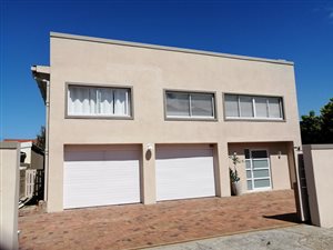5 Bed House in Voelklip