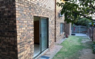 Bachelor apartment in Halfway Gardens