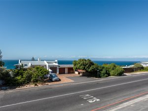 2 Bed Apartment in Simons Town