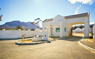 3 Bedroom House in Somerset West Central