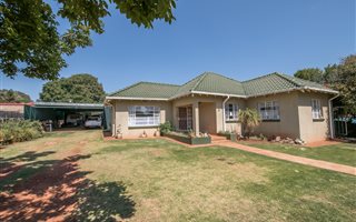 3 Bedroom House in Rhodesfield