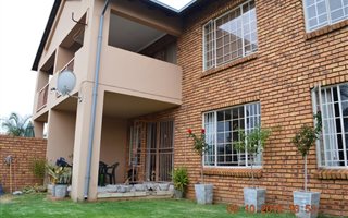 2 Bedroom Apartment in Rooihuiskraal North