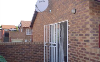 2 Bedroom Apartment in Rooihuiskraal
