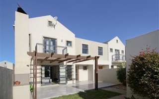 3 Bedroom Townhouse in Kelderhof Country Village