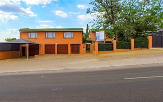 5 Bedroom House in Noordheuwel