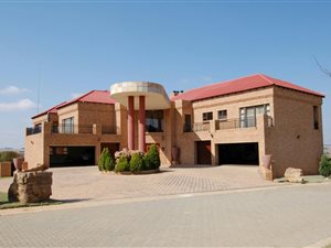 9 Bed House in Bronkhorstbaai