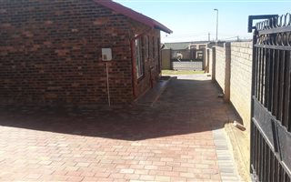 1 Bedroom Garden Cottage in Ebony Park