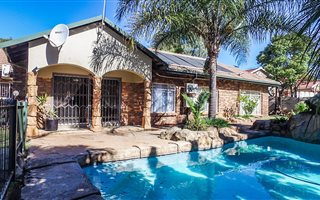 4 Bedroom House in Glen Marais