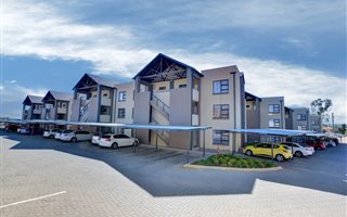 2 Bedroom Townhouse in Ruimsig AH
