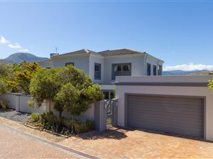 4 Bed House in Silvertree Estate
