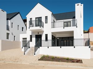 3 Bed House in La Roche