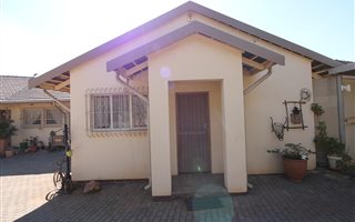 1 Bedroom Garden Cottage in Highway Gardens