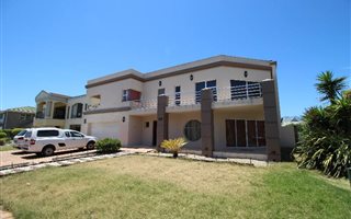 4 Bedroom House in Greenways