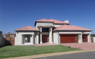 4 Bedroom House in Blue Valley Golf Estate