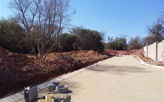 520 m² Land available in Bronberg