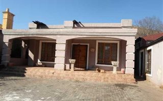 4 Bedroom House in Bezuidenhout Valley